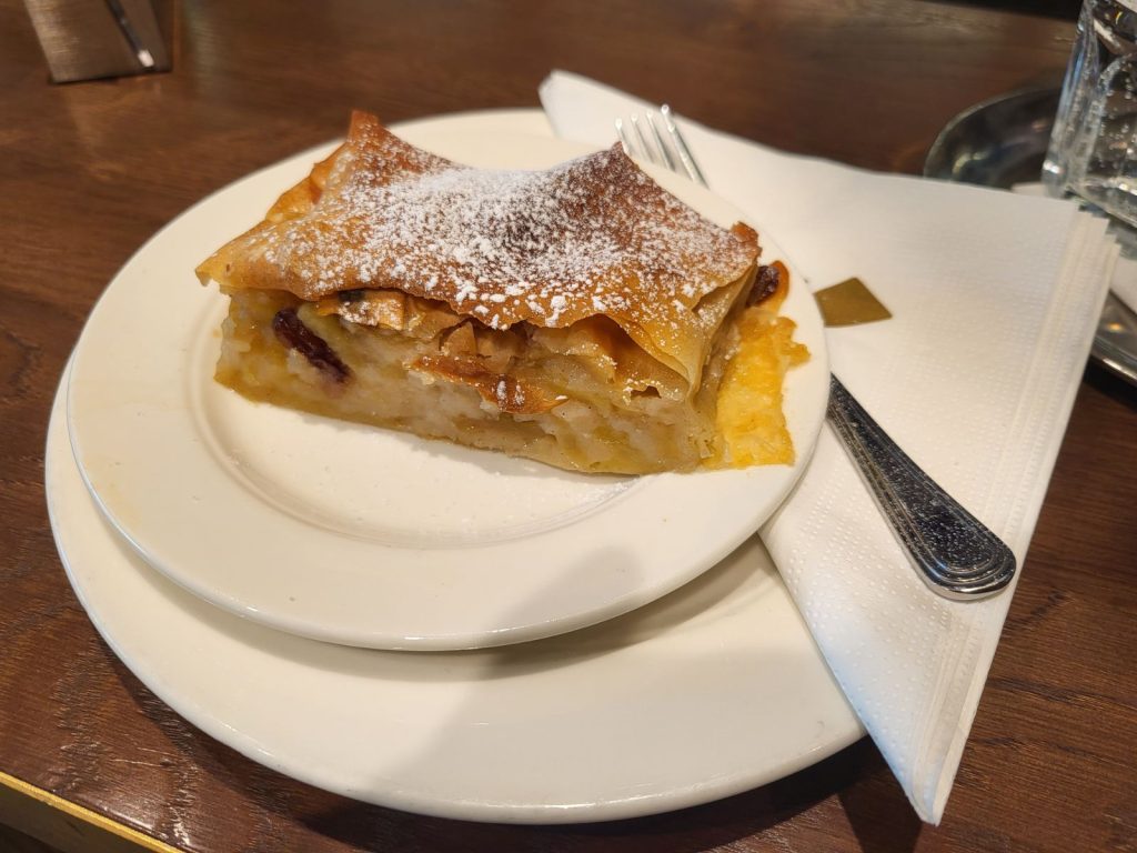 Apfelstrudel, da provare in uno dei caffè storici di Vienna